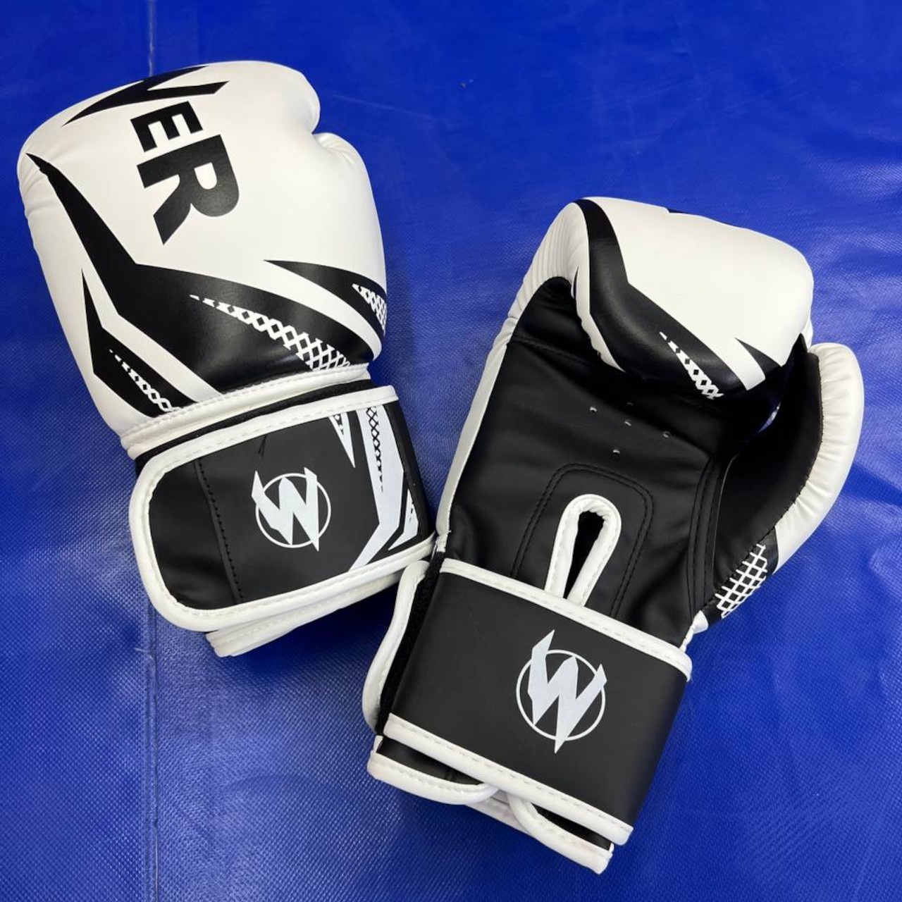 Перчатки боксёрские белые с чёрными элементами 6 унций POW-W-Б6