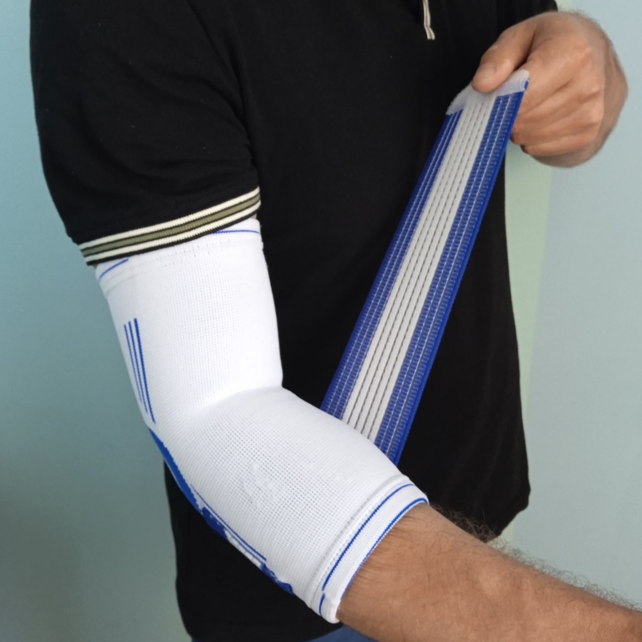 Бандаж ліктя з бинтом біло-синій 830