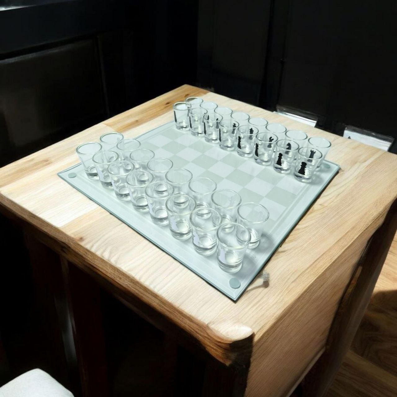 Подарунковий набір шахів зі скляною дошкою 35х35 см та фігурами-чарками 086L