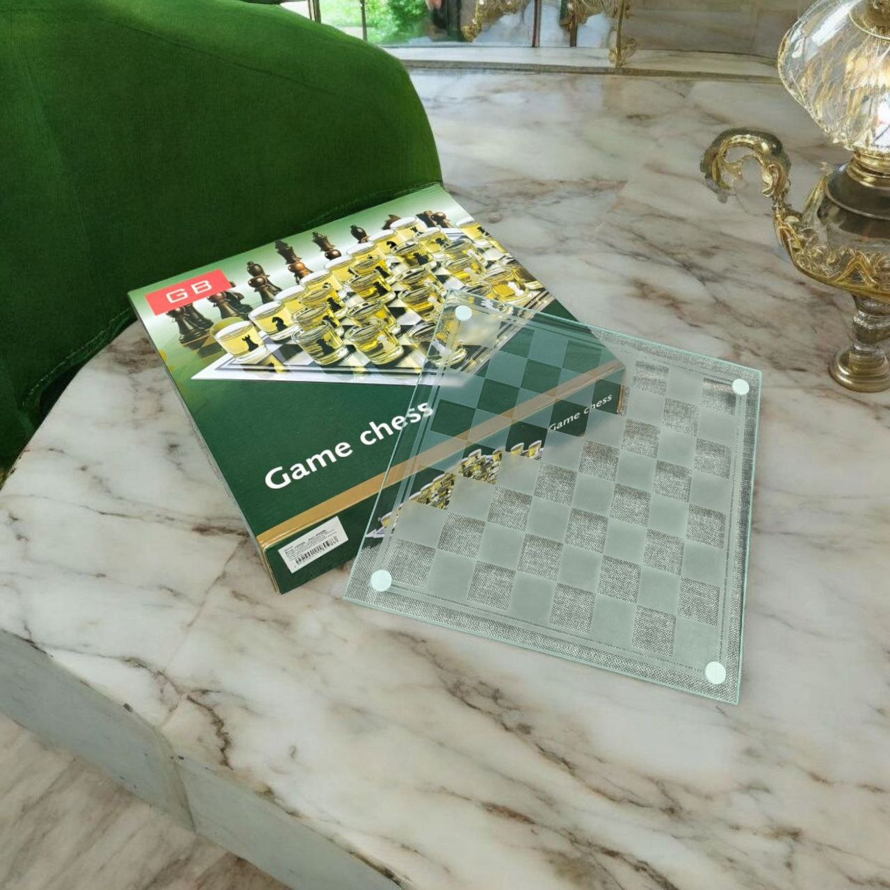 Подарунковий набір шахів зі скляною дошкою 24х24 см та фігурами-чарками 086М