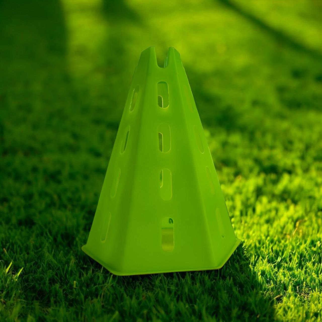 Фішка-піраміда з отворами 31 см салатова O-992-6
