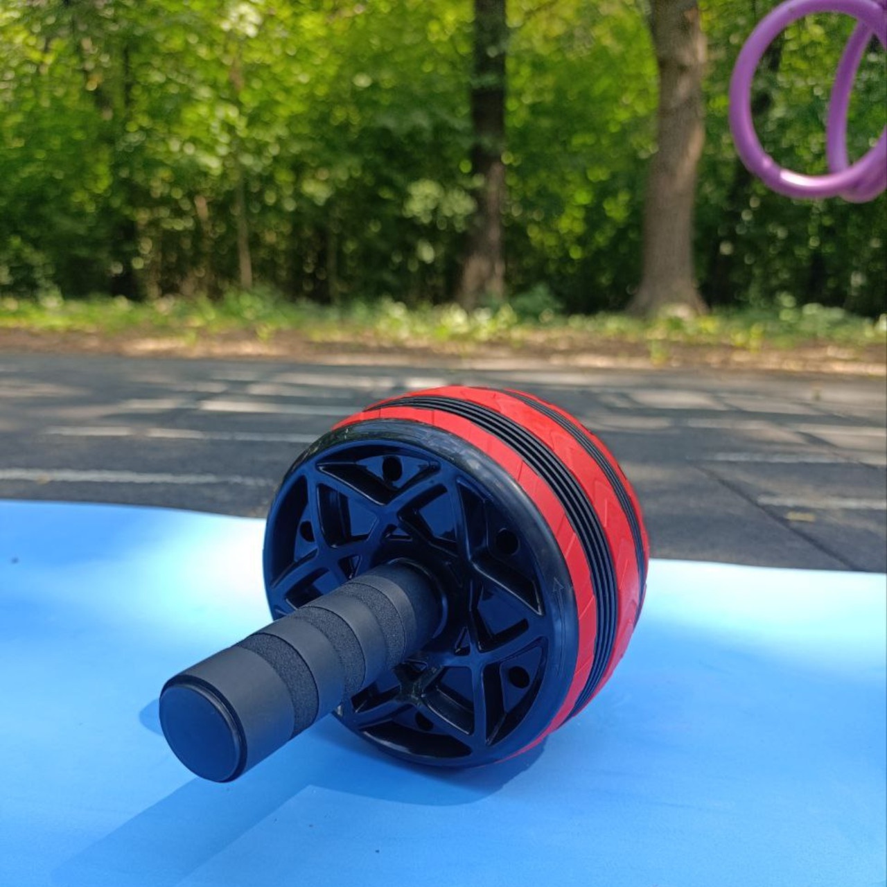 Ролик для преса одноколесний чорно-червоний з килимком PO-1613-red