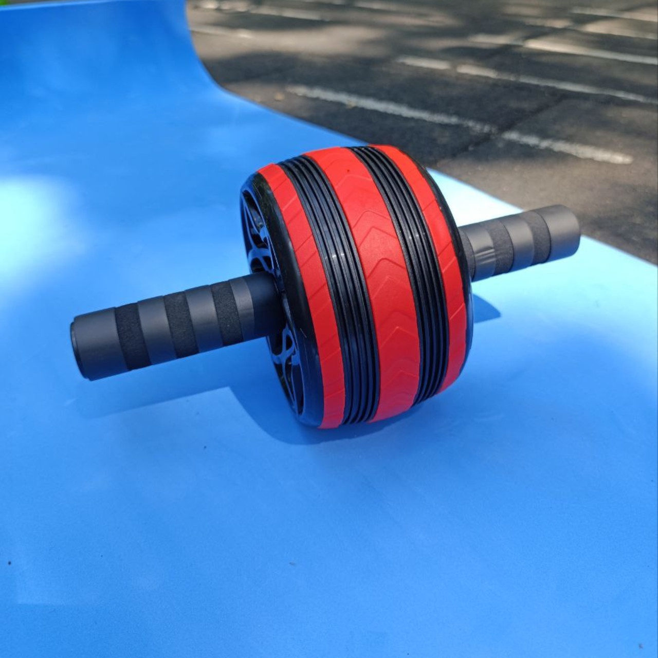 Ролик для преса одноколесний чорно-червоний з килимком PO-1613-red