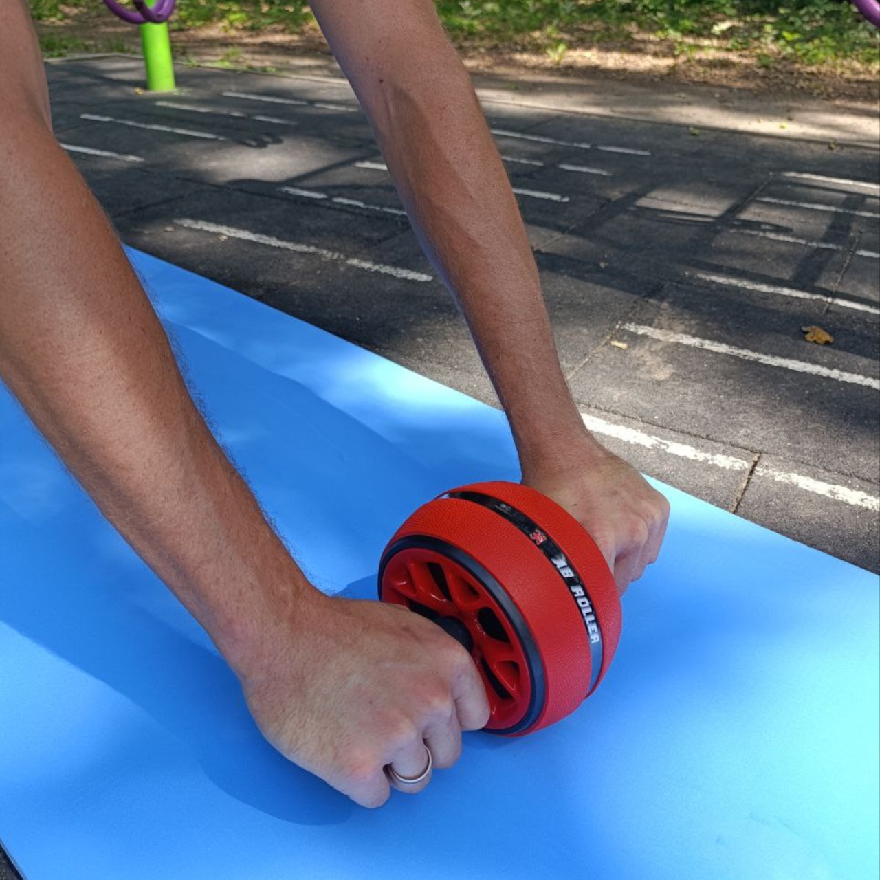 Ролик для преса одноколесний чорно-червоний з килимком PO-1613-red